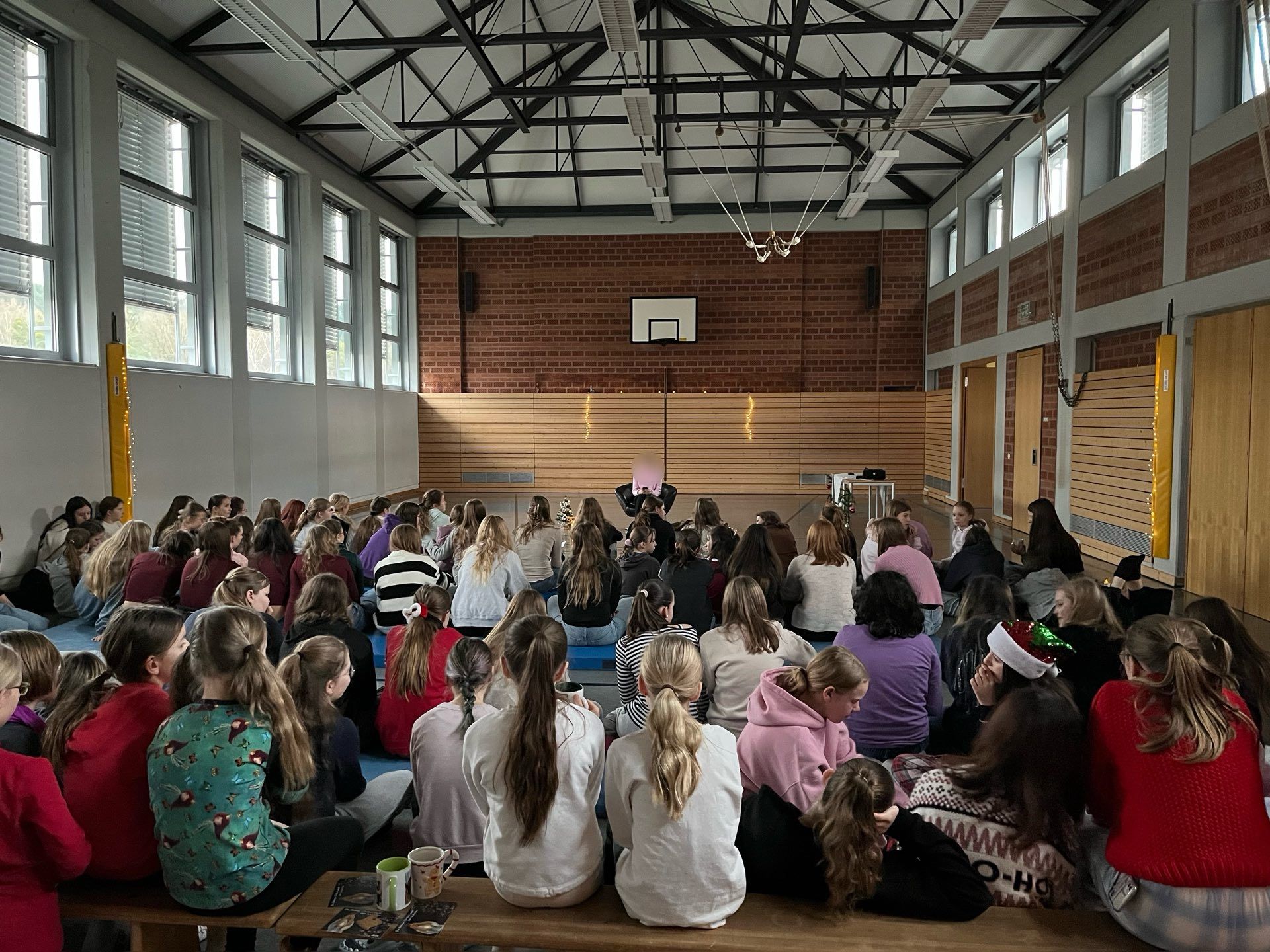 weihnachtsfeier 2024 schülerinnen turnhalle